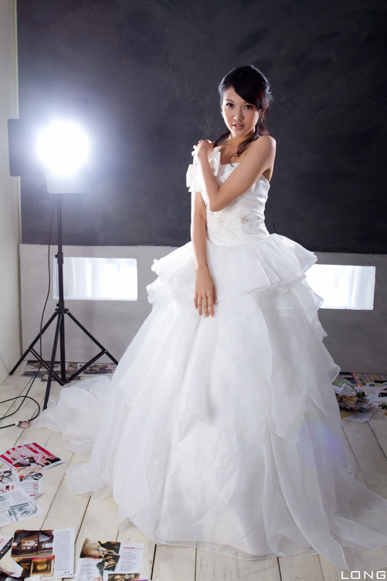 [Chương bổ sung BEAUTYLEG] Buổi chụp ảnh tại studio với bộ váy cưới màu trắng của Jill (Weiting)